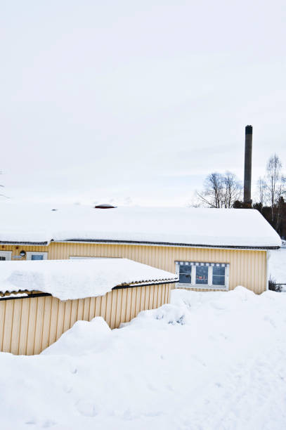 dom pokryty śniegiem w zimie. północna szwecja - winter snow street plattenbau zdjęcia i obrazy z banku zdjęć