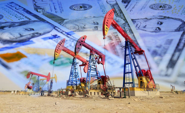 dollari e pompe per olio - gasoline fossil fuel dollar sign fuel and power generation foto e immagini stock