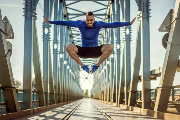 jovem bonito tatuado homem pulando e treinando duro ao ar livre - crossfit exercising sports training outdoors - fotografias e filmes do acervo