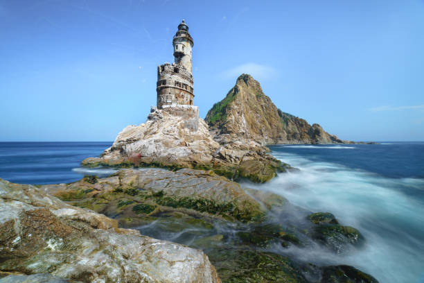 faro giapponese abbandonato sulla roccia nel sud dell'isola di sakhalin, in russia. - isola di sakhalin foto e immagini stock