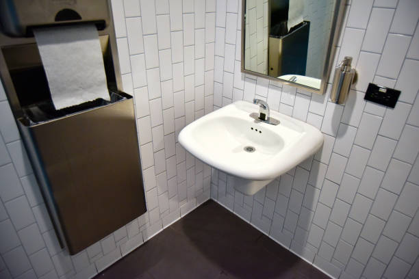 автоматизированный туалет - paper towel hygiene public restroom cleaning стоковые фото и изображения