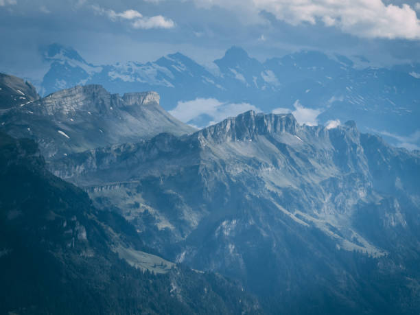 dramatic mountain formations in the swiss alps - brienz interlaken switzerland rural scene imagens e fotografias de stock