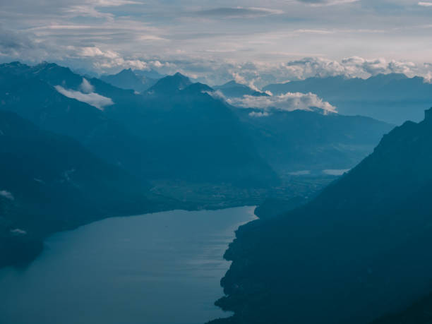 vista do pico da montanha, um lago azul coberto de nuvens, brienzer rothorn suíça alpes - brienz interlaken switzerland rural scene - fotografias e filmes do acervo