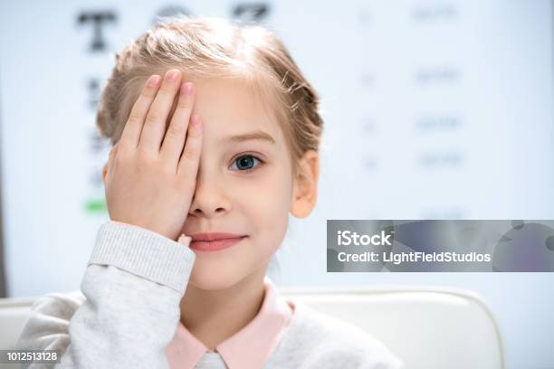 Kleines Kind Schließen Auge Mit Sehtest Hinter Stockfoto und mehr Bilder von Kind - Kind, Augenheilkunde, Augenuntersuchungen