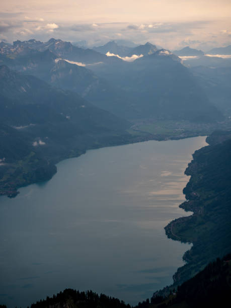 озеро brienz видно из бриенцер ротхорн, горное озеро во время золотого часа в швейцарских альпах - brienz bernese oberland village lake стоковые фото и изображения