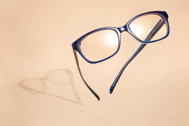 verres bleus volants - eyewear eyesight new personal accessory photos et images de collection
