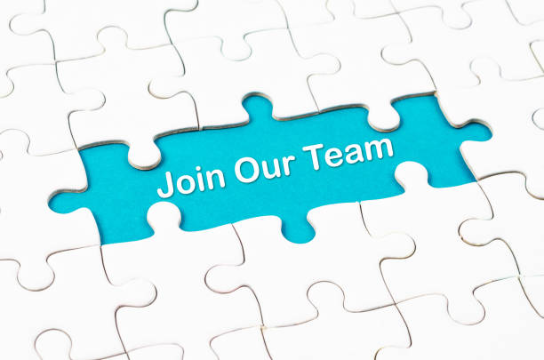 join our team texte mit weißen jigsaw puzzle board - job search job sign cardboard stock-fotos und bilder