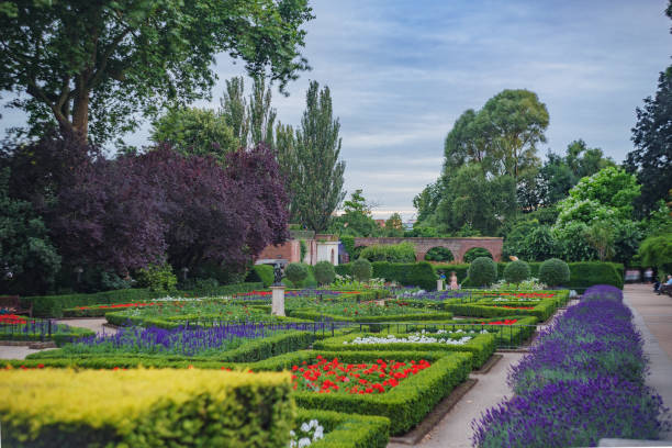 istock Holland Park - London 1012531158