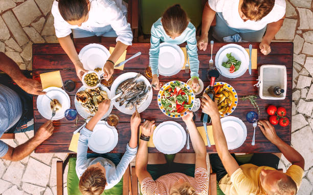 stor familj har en middag med färsk hemlagad mat på öppen trädgård terrass - dinner croatia bildbanksfoton och bilder