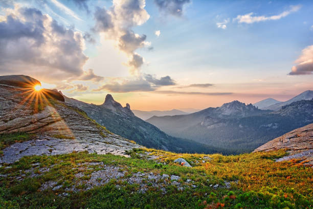 schöner sonnenuntergang landschaft sommer malerische berge mit sonnenlicht - ergaki stock-fotos und bilder