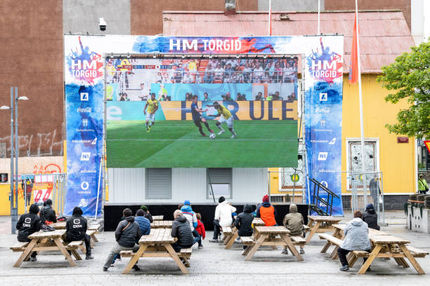 piazza ingolfur ingolfstorg con l'uomo che cammina con cartelli per hm torgid, televisione a grande schermo, persone che guardano la partita di calcio della coppa del mondo fifa russia nel centro all'aperto, negozio nel centro della capitale - soccer fifa world cup soccer ball ball foto e immagini stock