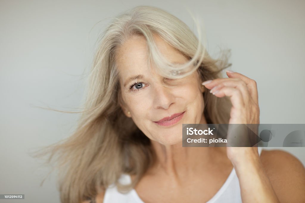 atemberaubend schön und sicher am besten alte Frau mit grauen Haaren - Lizenzfrei Menopause Stock-Foto