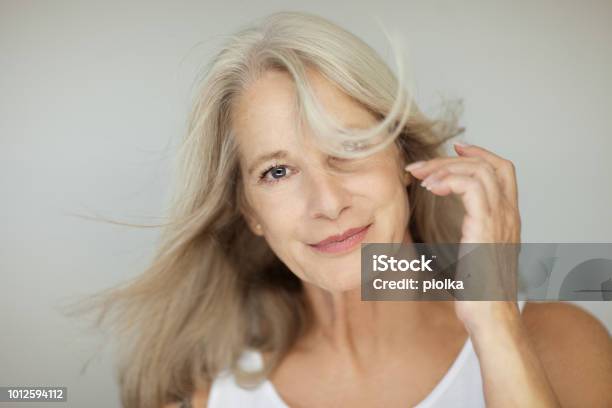 Atemberaubend Schön Und Sicher Am Besten Alte Frau Mit Grauen Haaren Stockfoto und mehr Bilder von Menopause