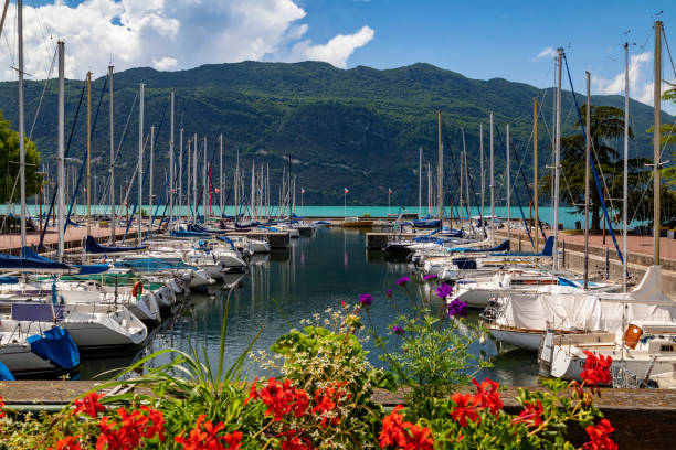 aix-les-bains, na região administrativa de ródano auvergne-rhone-alpes - marina lake nautical vessel water - fotografias e filmes do acervo