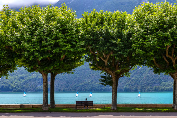 aix-les-bains, na região administrativa de ródano auvergne-rhone-alpes - marina lake nautical vessel water - fotografias e filmes do acervo