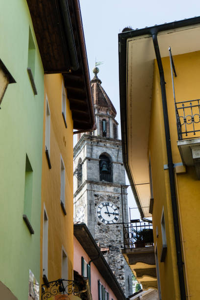 torre della chiesa in ascona svizzera visto attraverso il centro storico - ticino canton immagine foto e immagini stock