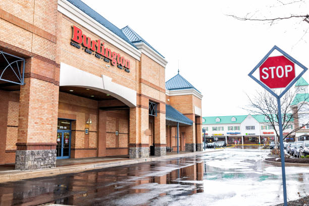 vêtements de burlington coat factory stocker dans l’entrée extérieure de loudoun county, virginie boutique avec panneau d’arrêt rouge, petit centre commercial plaza - strip mall shopping mall road street photos et images de collection