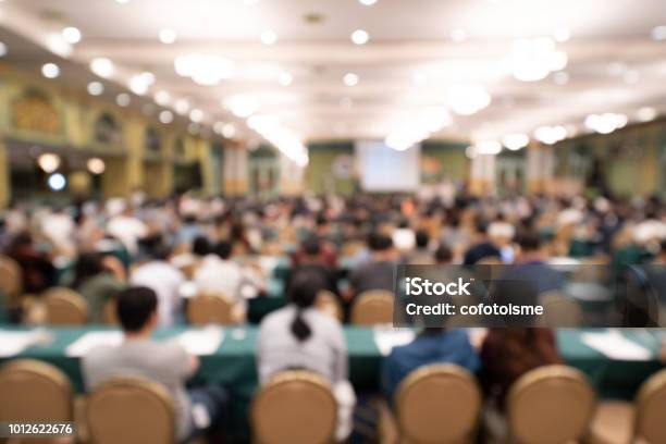 Photo libre de droit de Arrièreplan Flou Du Public Dans La Salle De Conférence Ou Un Séminaire banque d'images et plus d'images libres de droit de Réunion