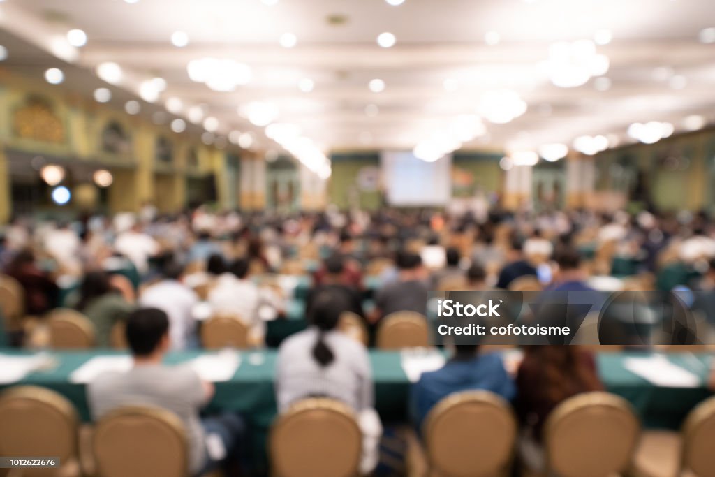 Sfondo sfocato del pubblico nella sala conferenze o nel seminario - Foto stock royalty-free di Riunione