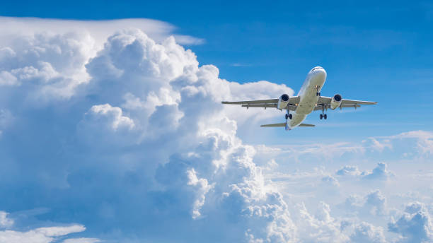 самолет, летящий под голубым небом 8 - airplane airport aerospace industry air vehicle стоковые фото и изображения