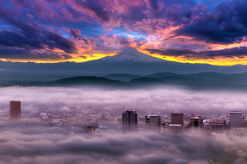 Espectacular colorido amanecer Monte Hood y niebla centro de la ciudad de Portland, Oregon photo