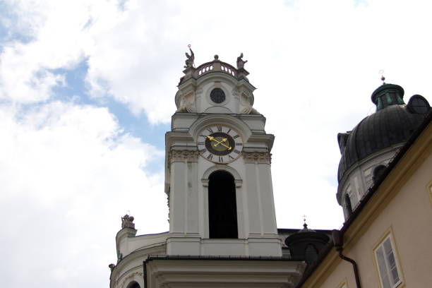 collégiale (kollegienkirche) une architecture baroque les plus belle et importante à salzbourg - kollegienkirche photos et images de collection