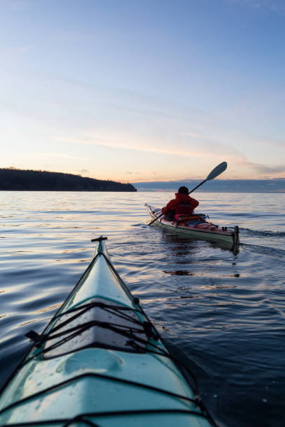 kayak de mar durante o pôr do sol - vertical color image vancouver sea - fotografias e filmes do acervo