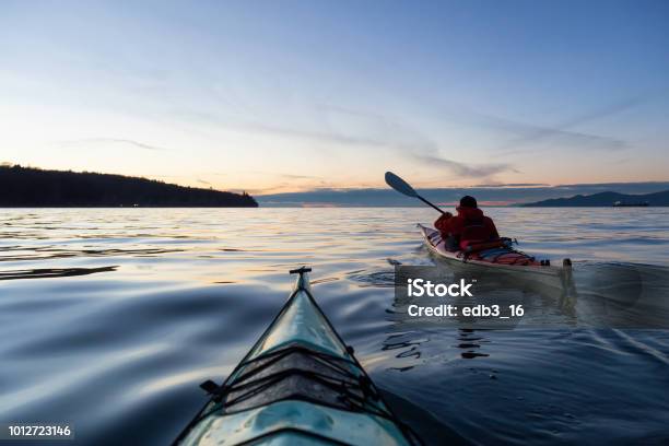 Foto de Kayak De Mar Durante O Pôr Do Sol e mais fotos de stock de Caiaque - Canoagem e Caiaque - Caiaque - Canoagem e Caiaque, Caiaque - Barco a remo, Canadá