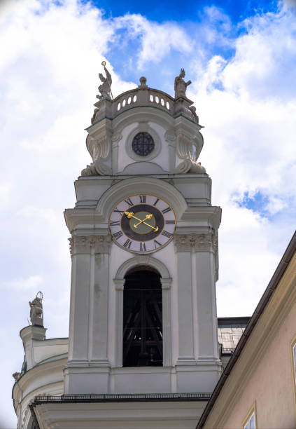 stiftskirche (kollegienkirche) einer der wichtigsten und schönsten barocken architektur in salzburg - kollegienkirche stock-fotos und bilder