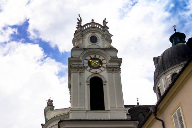 stiftskirche (kollegienkirche) einer der wichtigsten und schönsten barocken architektur in salzburg - kollegienkirche stock-fotos und bilder