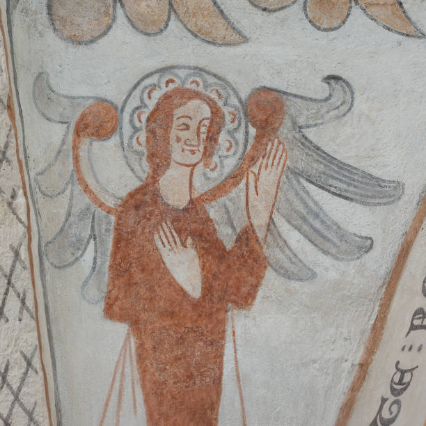 ангел с двумя большими крыльями поднимая руки, готические фрески - denmark indoors church angel стоковые фото и изображения