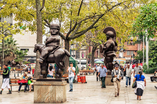 ボテロ彫刻はコロンビア、メデリンのボテロ彫刻広場に位置します。 - located ストックフォトと画像
