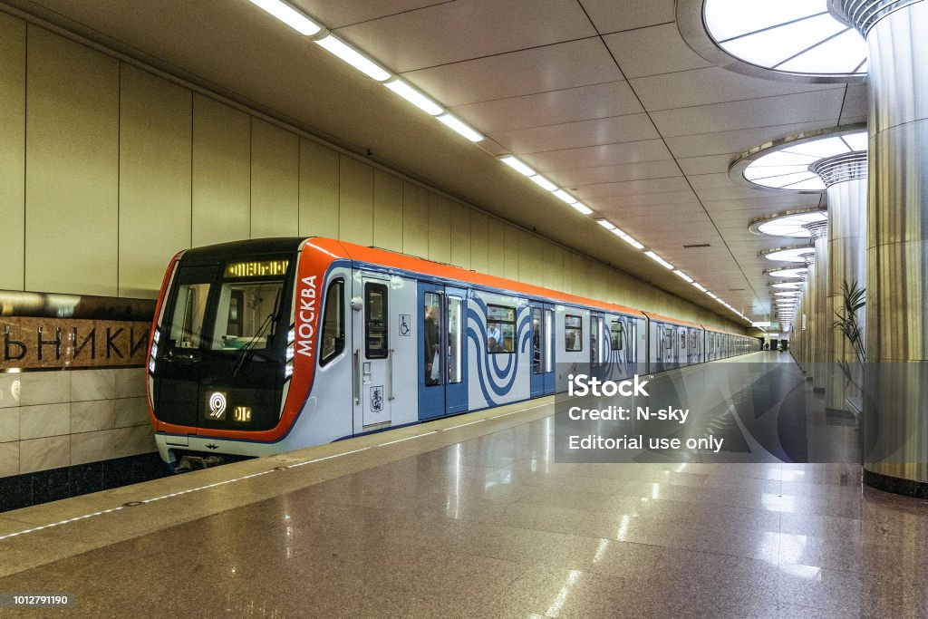 Tren Moderno Del Metro En La Estación De Metro De Cordoba Metro De Moscú  Foto de stock y más banco de imágenes de Andén de estación de metro - iStock