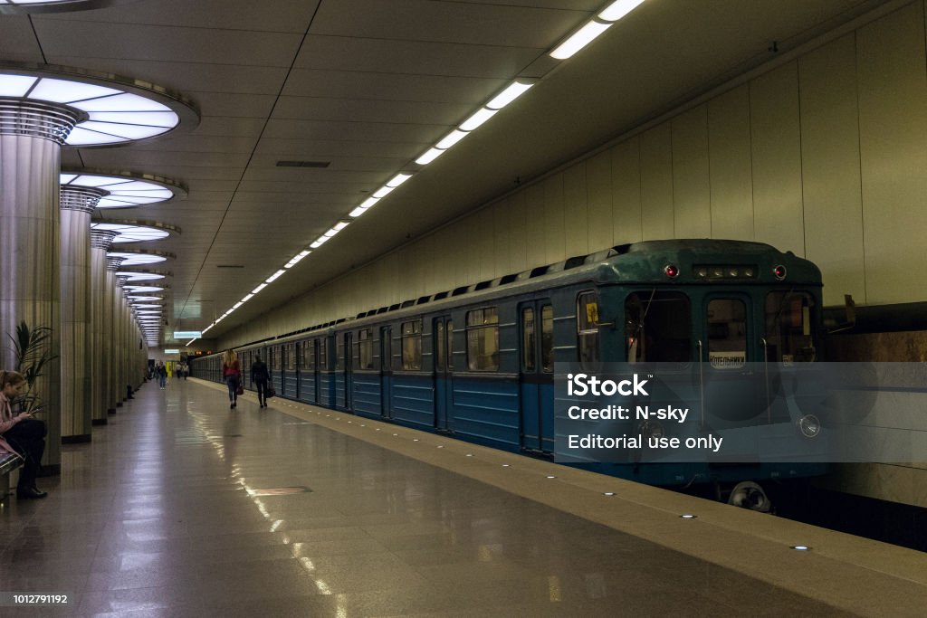 Tren Del Metro Retro En La Estación De Metro De Cordoba Metro De Moscú Foto  de stock y más banco de imágenes de Andén de estación de metro - iStock