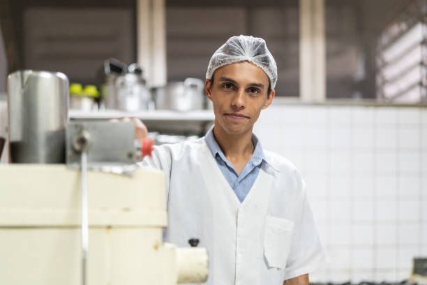 portret bakera w profesjonalnej kuchni w piekarni - snow making machine zdjęcia i obrazy z banku zdjęć