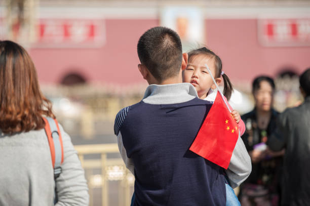 father and daughter in tiananmen square. - tiananmen square imagens e fotografias de stock