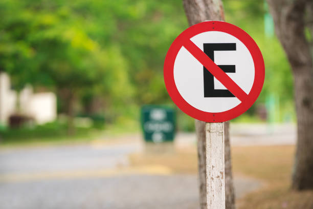 sinal de parar  - parking sign letter p road sign sign - fotografias e filmes do acervo