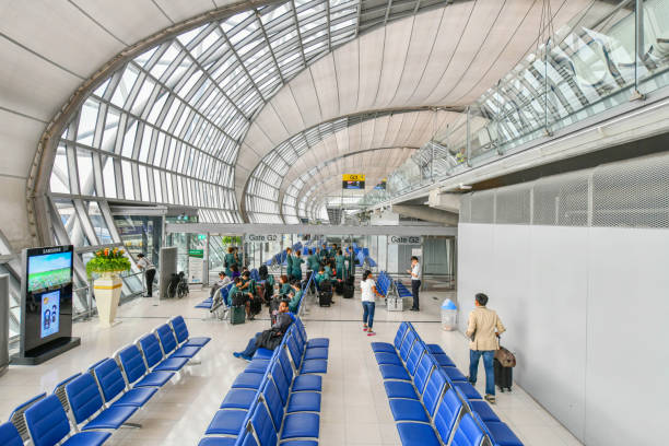 le hall principal de l’aéroport de suvarnabhumi - escalator office vehicle interior built structure photos et images de collection