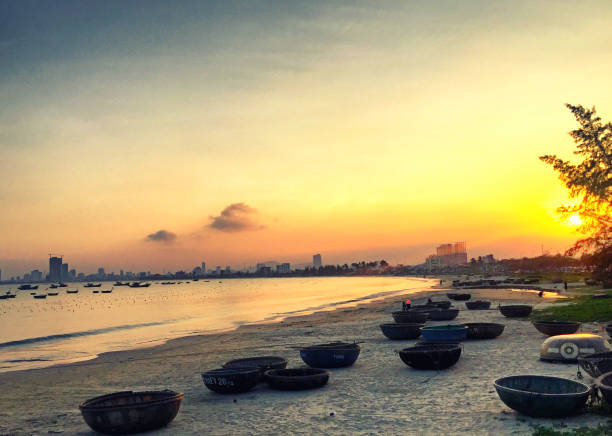 tramonto sulla spiaggia di non nuoc a da nang, vietnam - nuoc foto e immagini stock