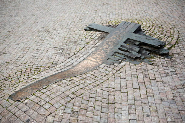 unvergessliche kreuz-jan palach - denkmal auf dem wenzelsplatz in prag. - tourist day prague crowd stock-fotos und bilder