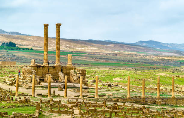 тимгад, руины римско-берберского города в алжире - timgad стоковые фото и изображения