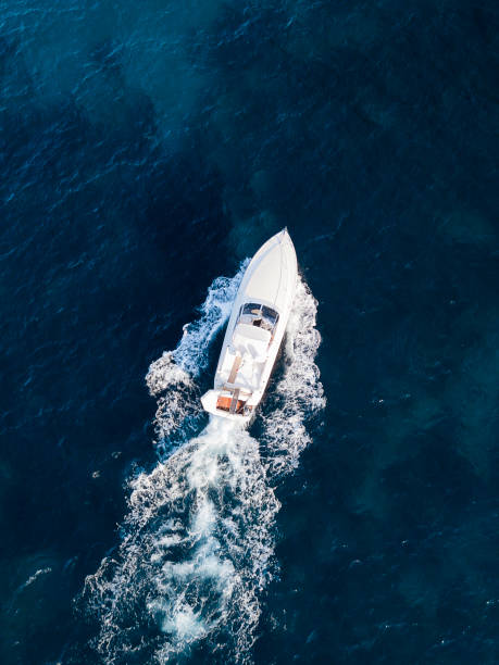 vue de dessus, vue aérienne d’un bateau naviguant sur une mer méditerranée émeraude et transparente. côte d’emeraude (costa smeralda), sardaigne, italie. - ski boat photos et images de collection