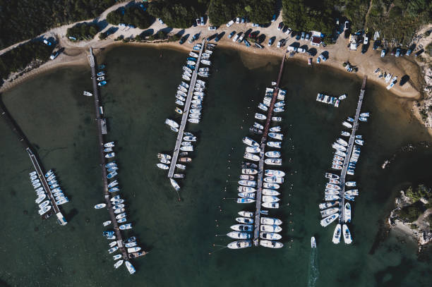 photo aérienne d’un petit port avec quelques bateaux en sardaigne, italie, vue d’en haut. - travel locations sea mediterranean sea wind photos et images de collection