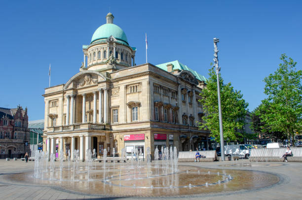 hull city hall avec fontaine au premier plan - kingston upon hull photos et images de collection