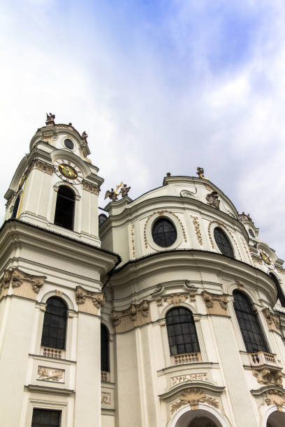 stiftskirche (kollegienkirche) einer der wichtigsten und schönsten barocken architektur in salzburg - kollegienkirche stock-fotos und bilder