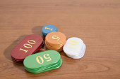 farbige-casino-chips-auf-einem-holztisch-zusammensetzung.jpg?b=1&s=170x170&k=20&c=x35r-v_YCKSmptMwbYexQIhqMlw_CEw83xi0hSBETUo=