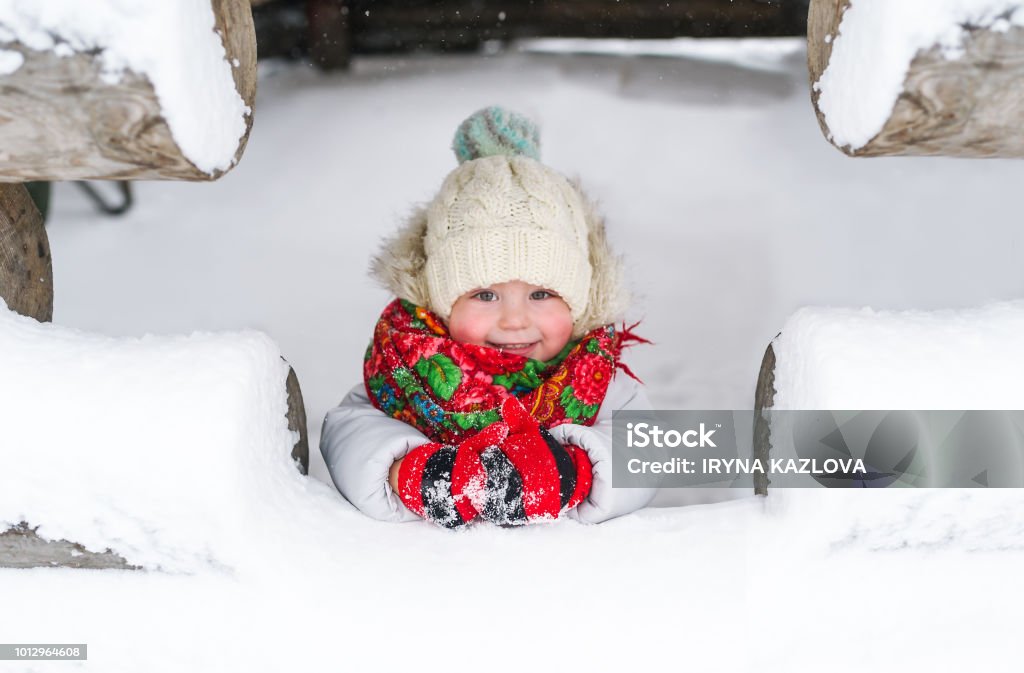 Niña rusa llevaba un sombrero con un guantes sombrero y cálido de piel. - Foto de stock de Bebé libre de derechos
