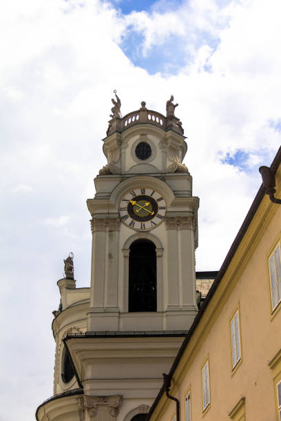 stiftskirche (kollegienkirche) einer der wichtigsten und schönsten barocken architektur in salzburg - kollegienkirche stock-fotos und bilder