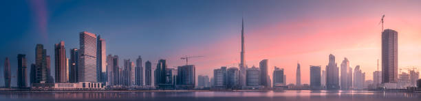 vista panorámica de la bahía de negocios de dubai, emiratos árabes unidos - industry sunrise dubai construction fotografías e imágenes de stock