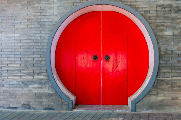 vermelho redondo portas o tijolo parede, beijing, china, sudeste asiático - gate handle door traditional culture - fotografias e filmes do acervo